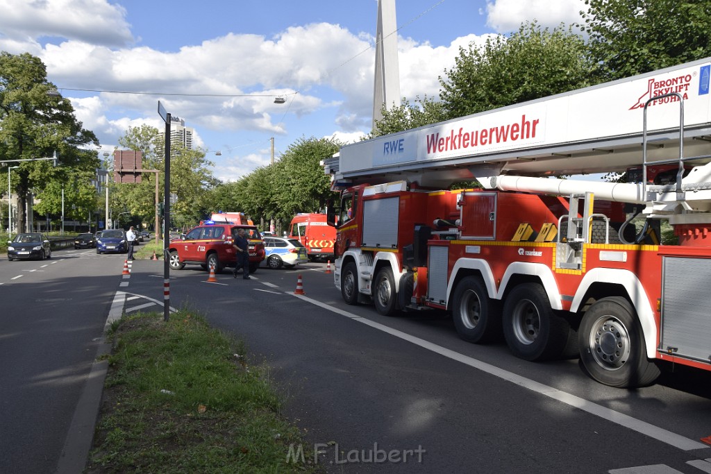 Koelner Seilbahn Gondel blieb haengen Koeln Linksrheinisch P396.JPG - Miklos Laubert